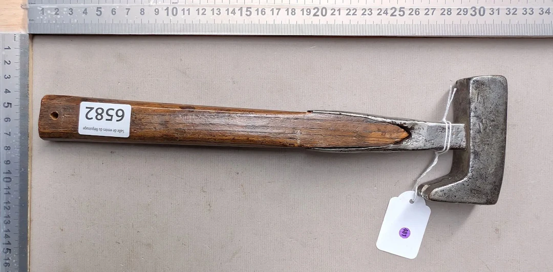 1 farrier's hammer - See photos for dimensions and condition