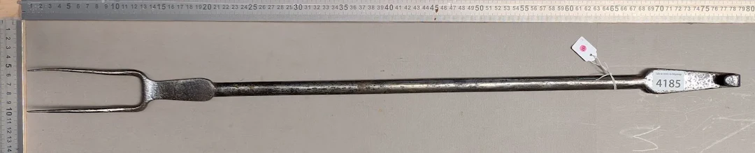 Antique kitchen utensil and fireplace - See photos for dimensions and condition
