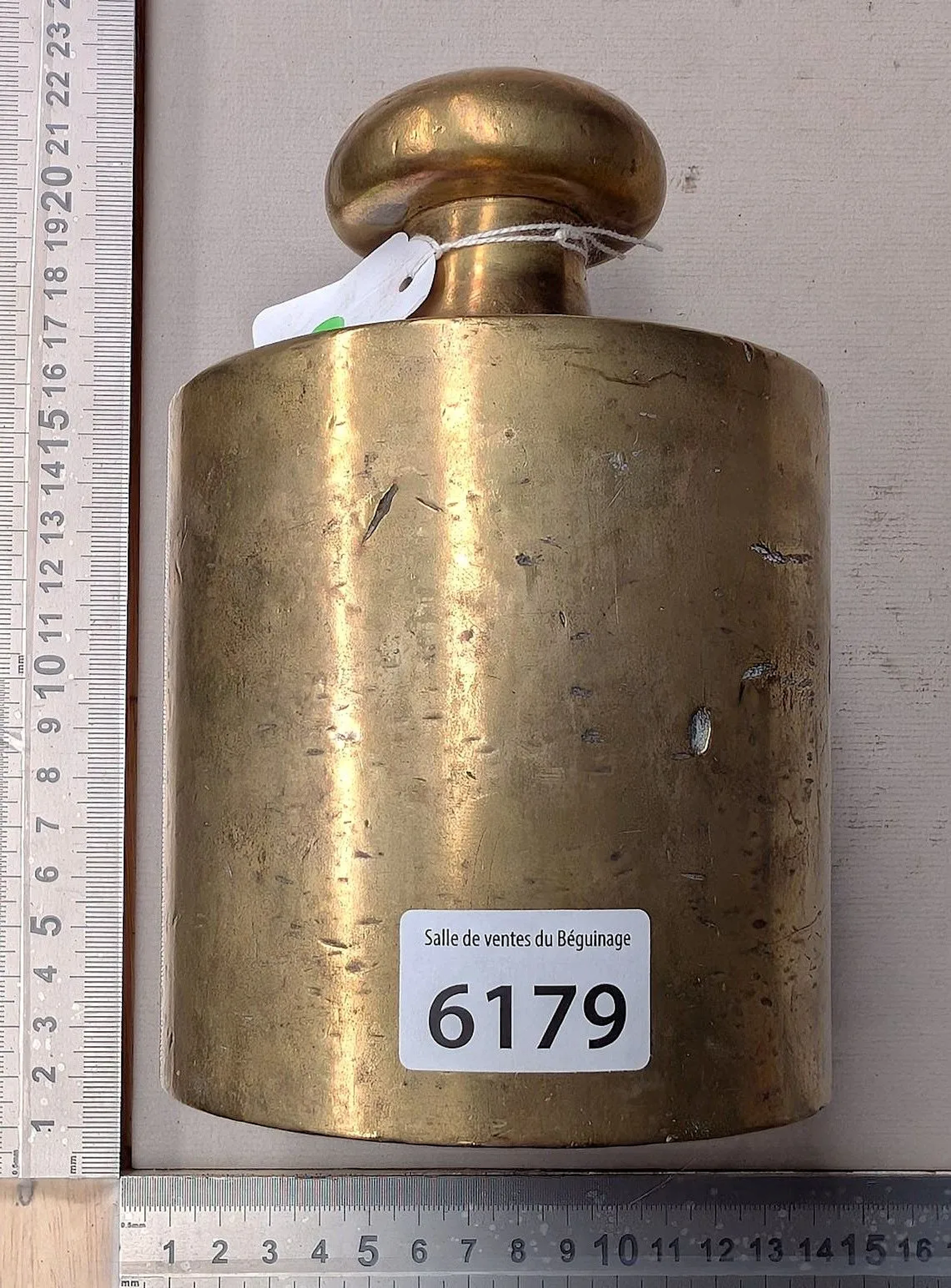1 antique 10-kg copper weight—see photos for dimensions and condition