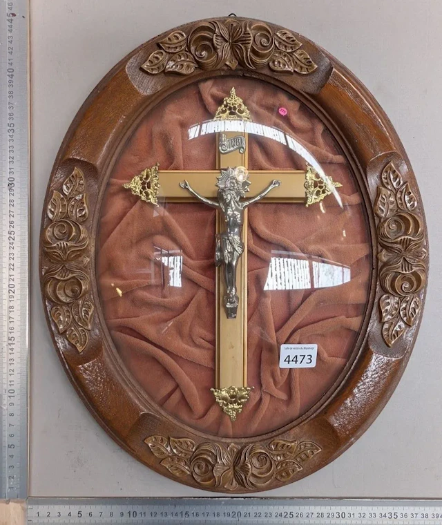 Chrisfix in his medallion—see photos for dimensions and condition