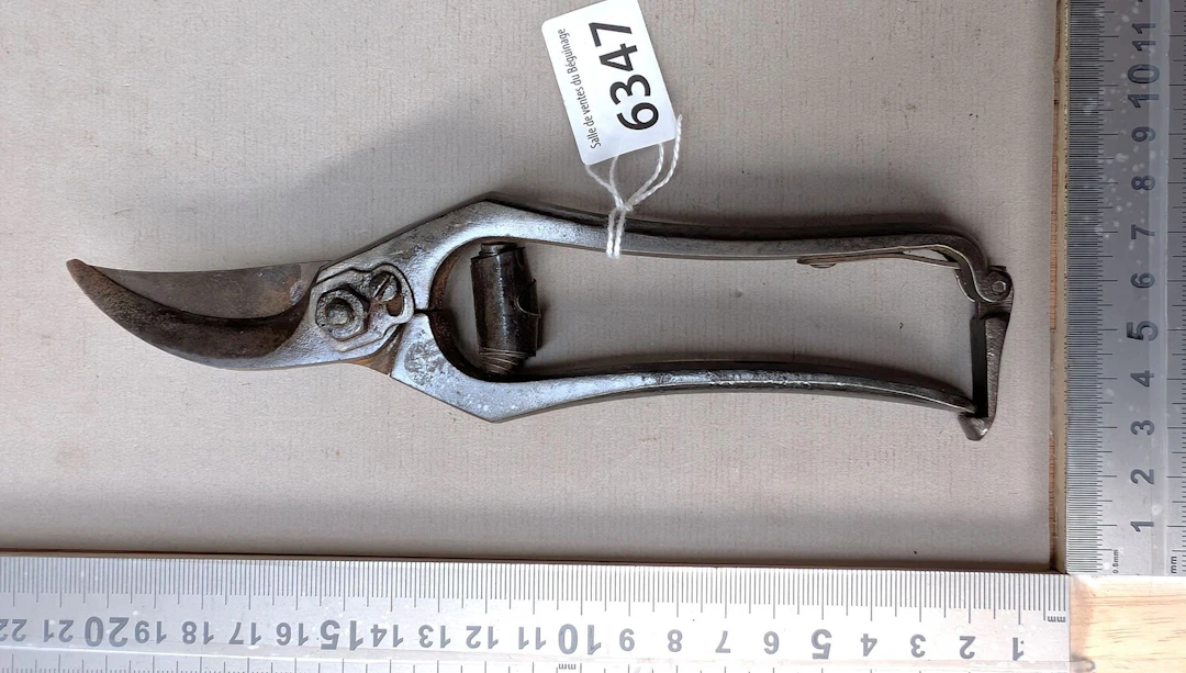 1 vintage spring-loaded pruning shears—see photos for dimensions and condition