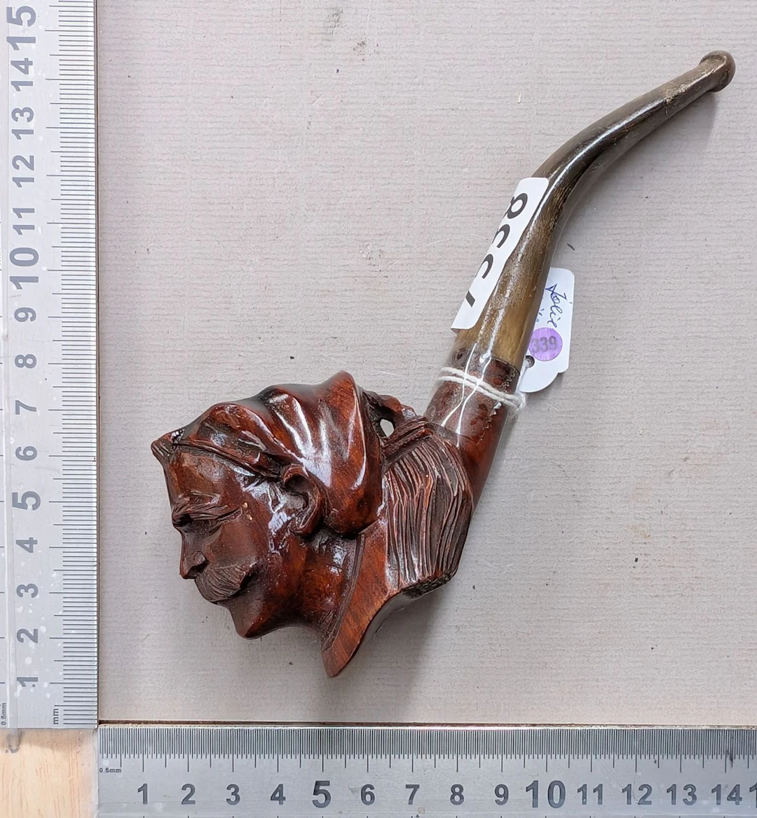 1 antique carved pipe—see photos for dimensions and condition