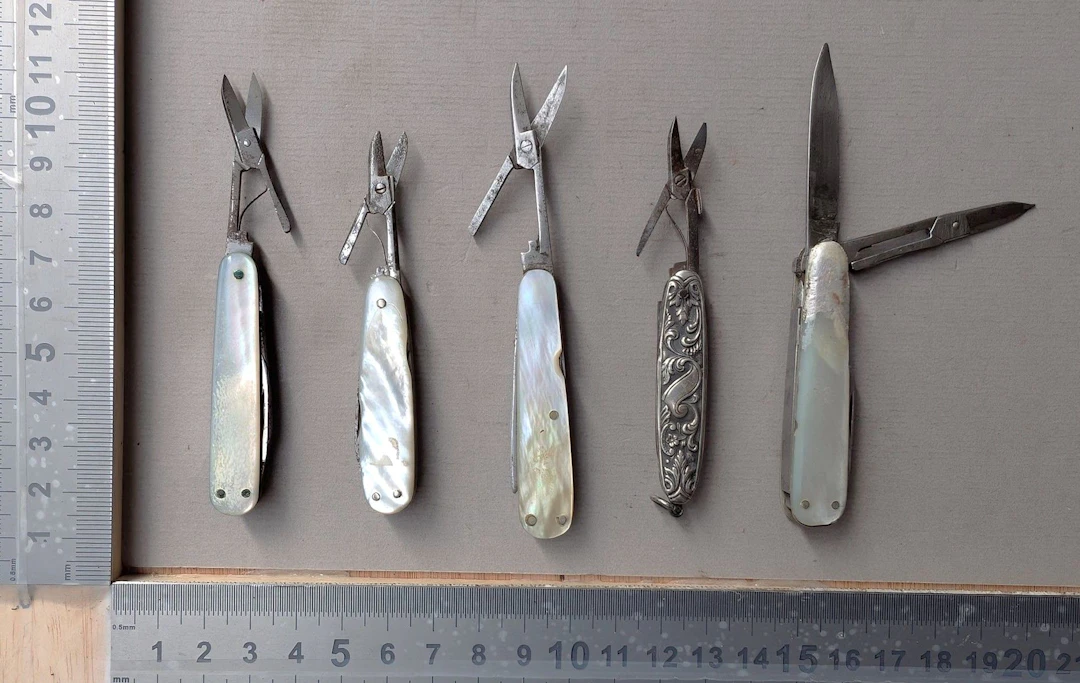 5 antique pocket knives—see photos for dimensions and condition