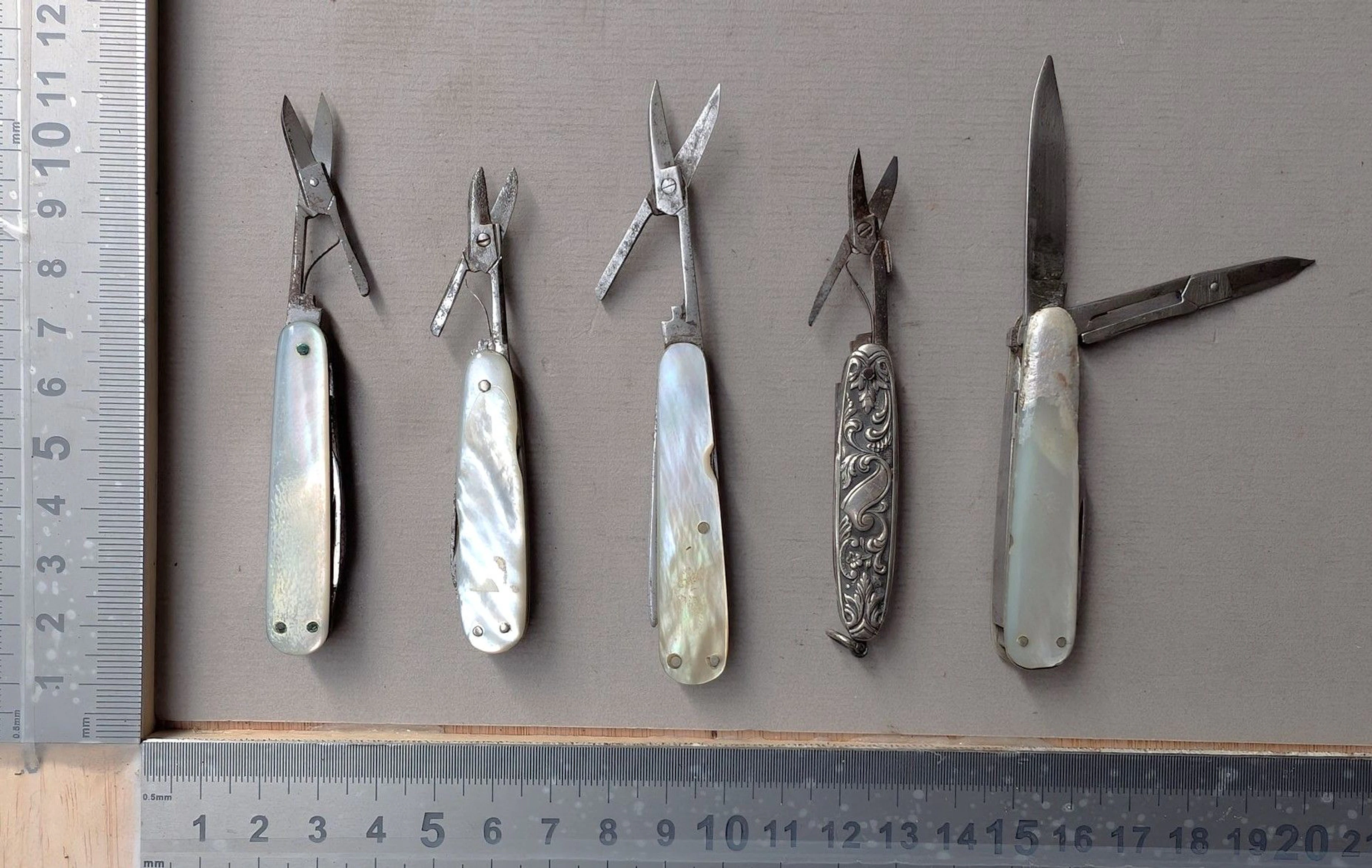 5 antique pocket knives—see photos for dimensions and condition