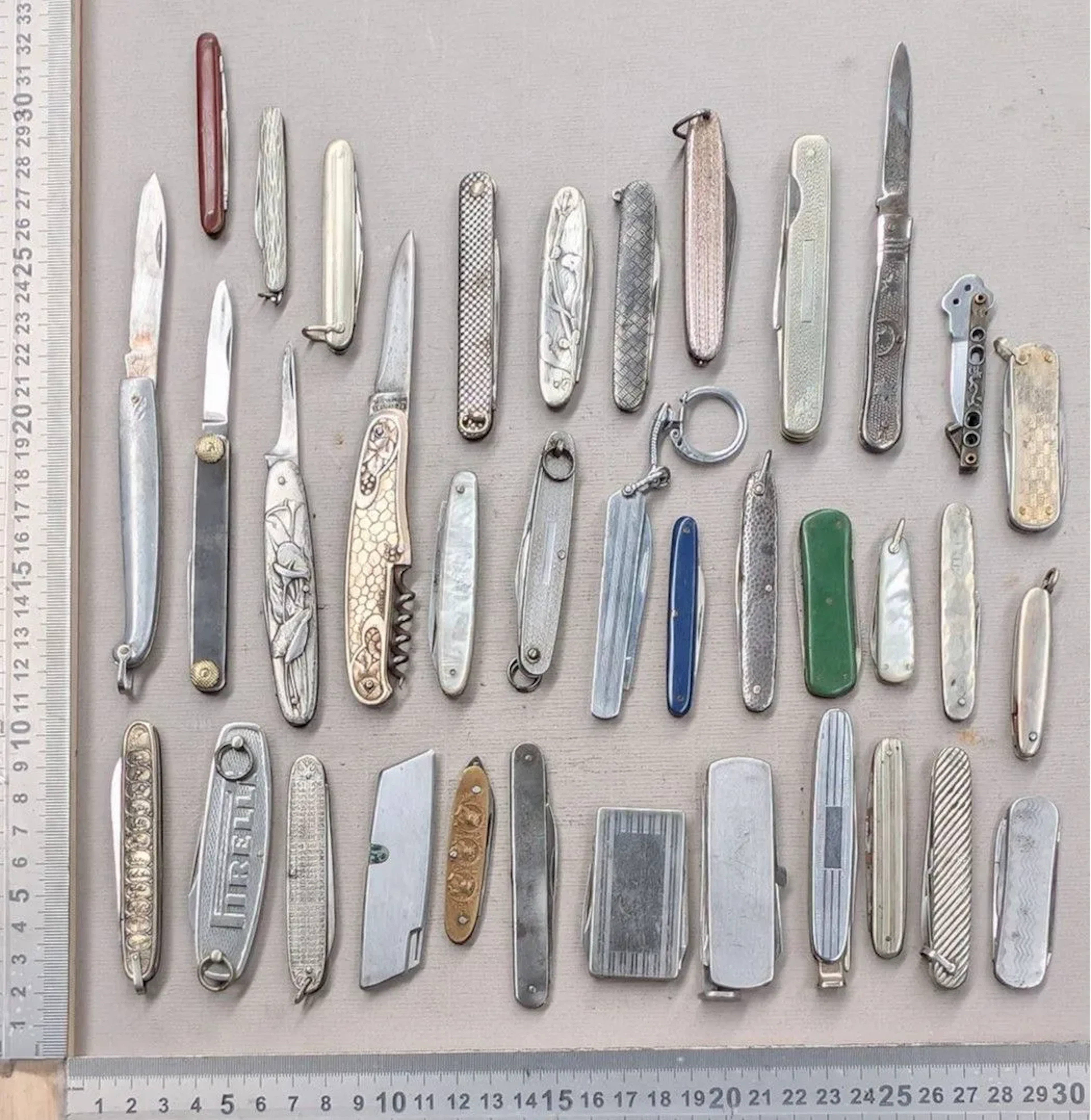 Set of 36 vintage utility pocket knives, 1900–1920 — See photos for