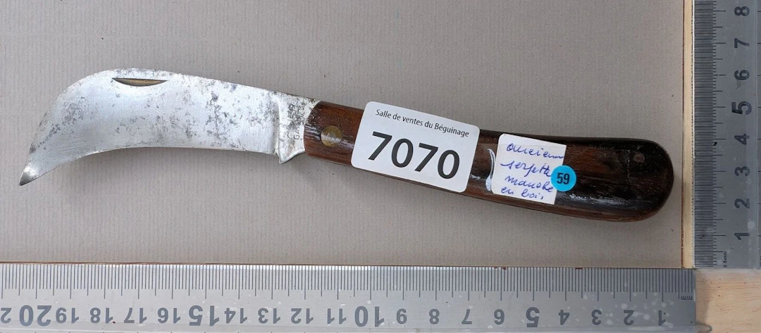Antique pruning knife with wooden handle (folding) - See photos for