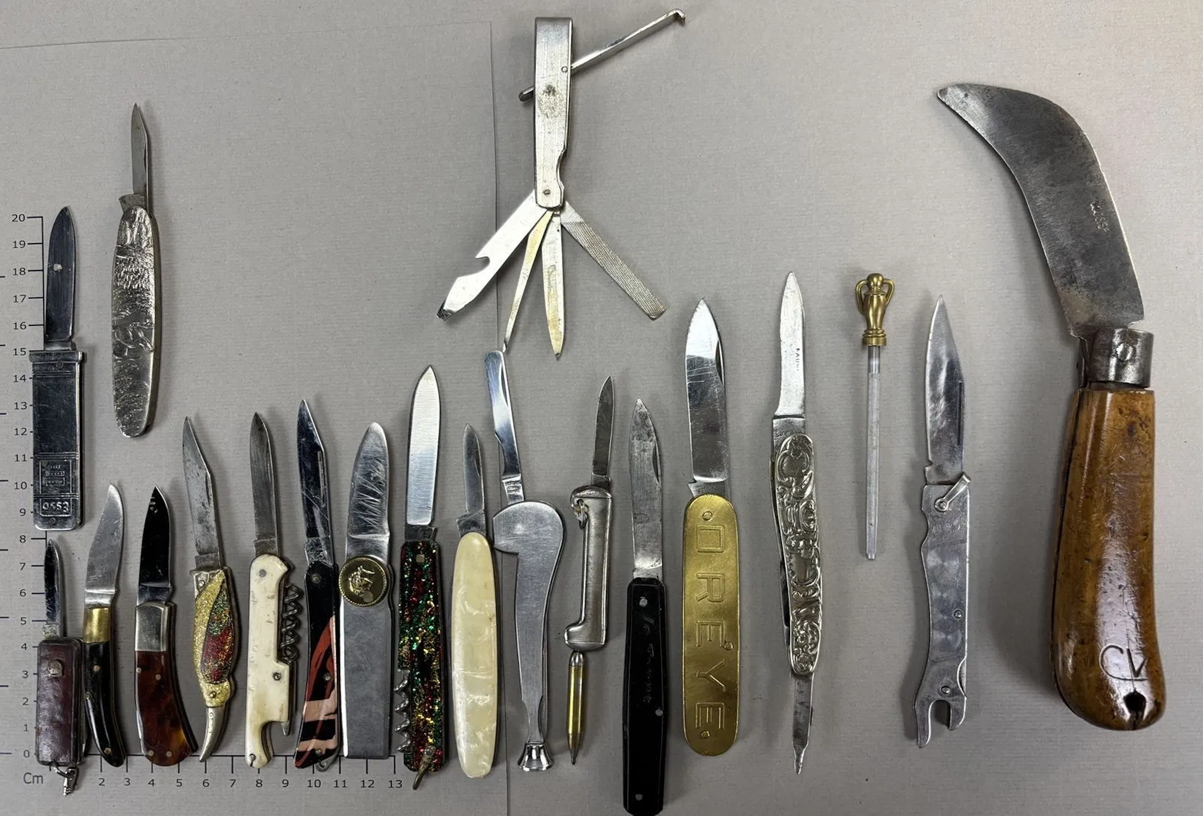 Set of antique knives or pocket knives—see photos for dimensions and condition
