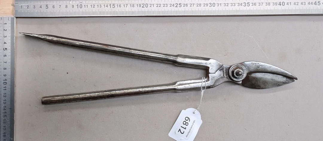 1 pair of vine pruning shears—see photos for dimensions and condition
