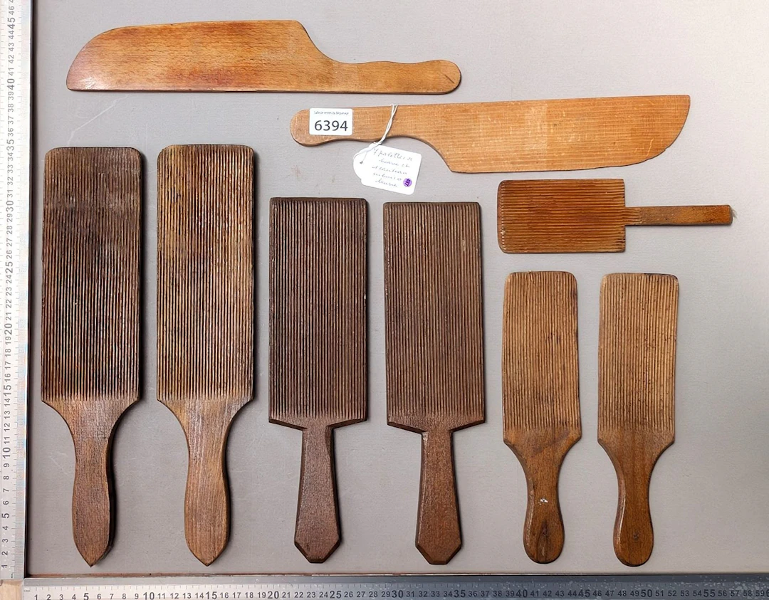 7 butter knives + 1 wooden knife - See photos for dimensions and condition