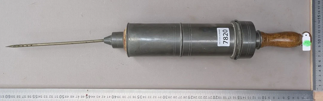 1 antique enema syringe - See photos for dimensions and condition