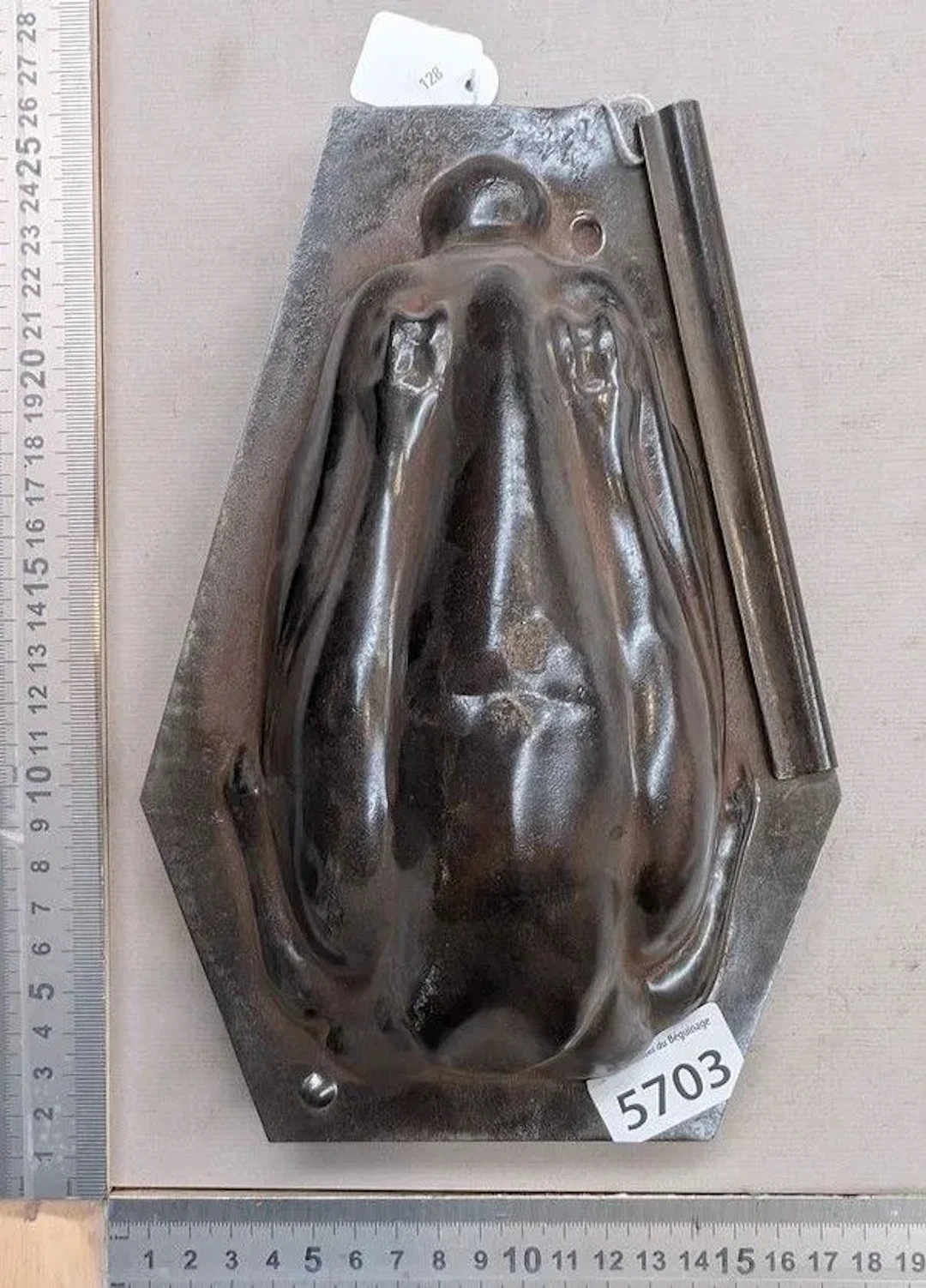 Vintage metal chicken mold—see photos for dimensions and condition