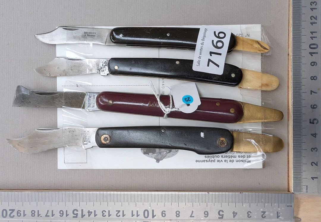4 folding knives with horn handles (for carving) - See photos for