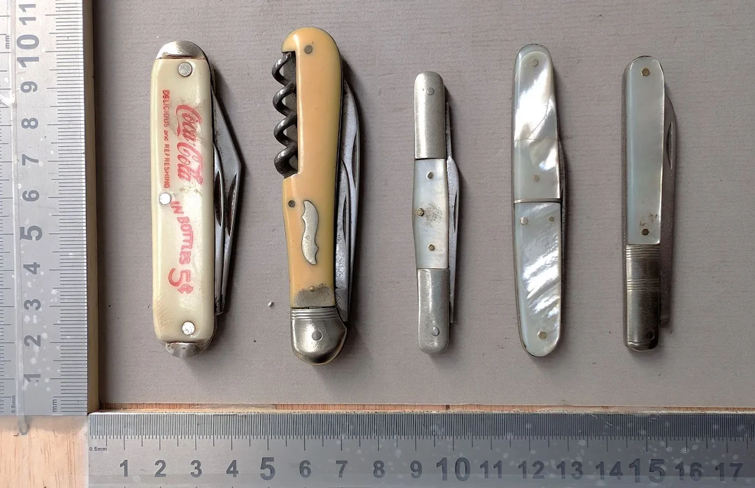 5 antique pocket knives—see photos for dimensions and condition