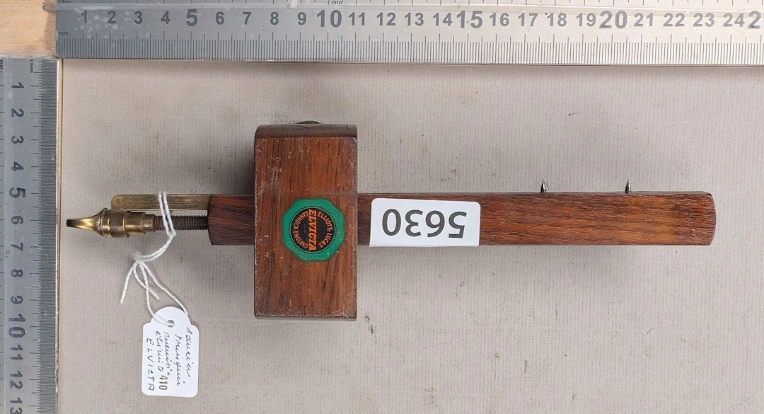 1 Antique carpenter's and cabinetmaker's marking gauge for wood and