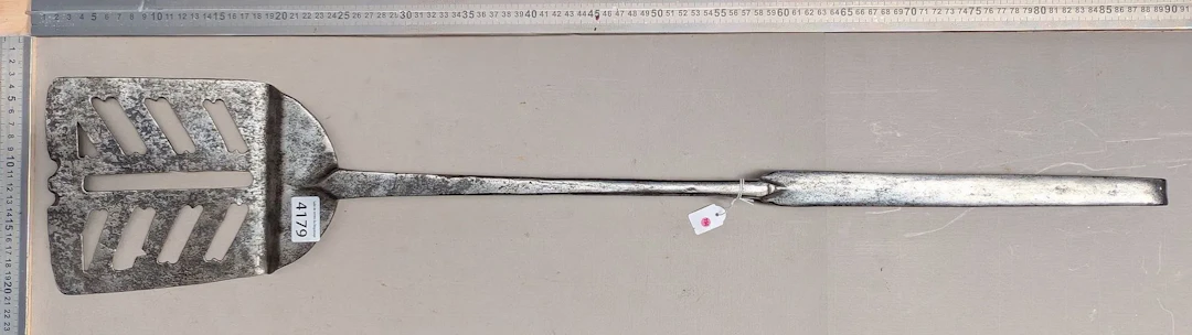 Antique kitchen utensil and fireplace - See photos for dimensions and condition
