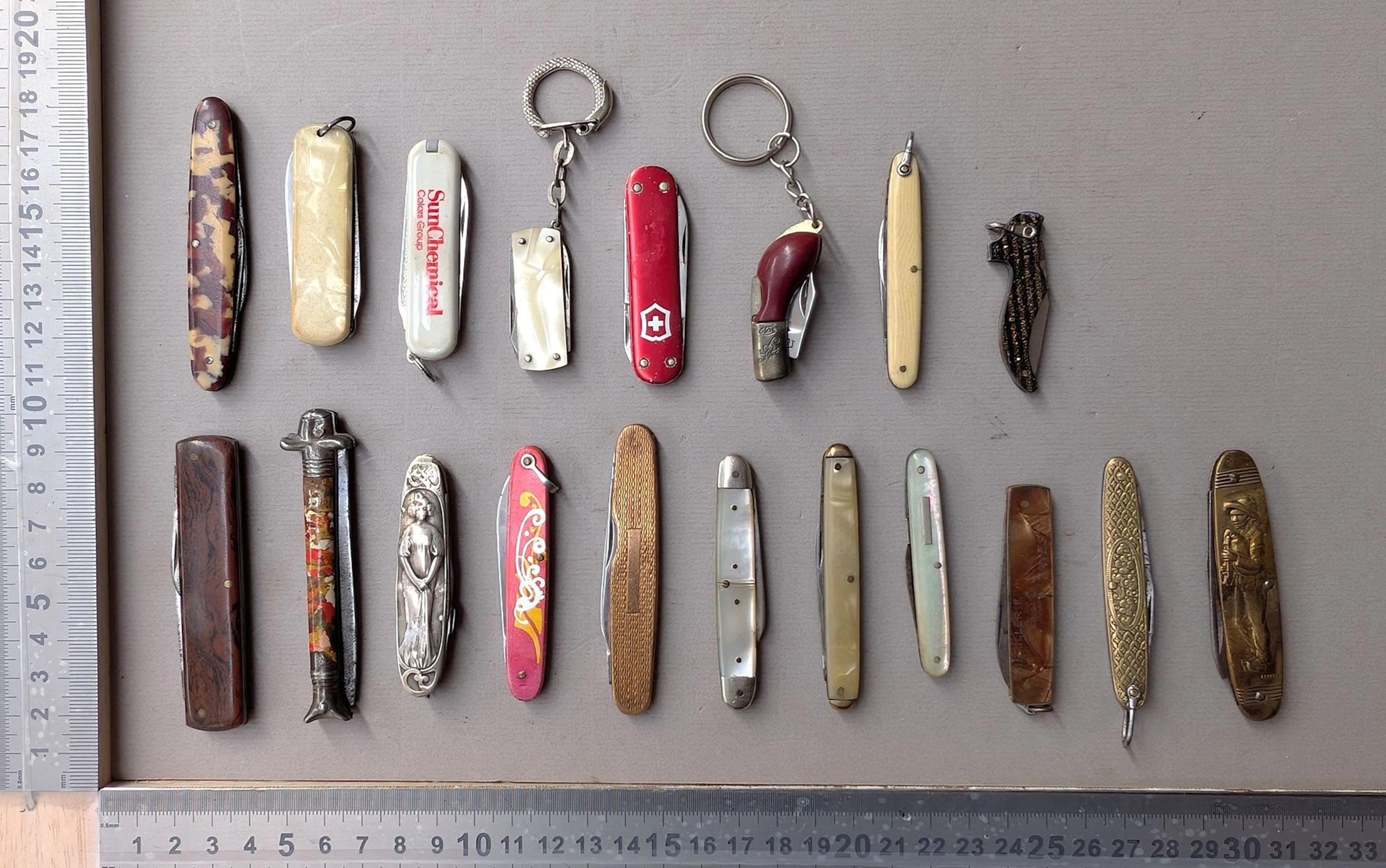 18 antique knives—see photos for dimensions and condition