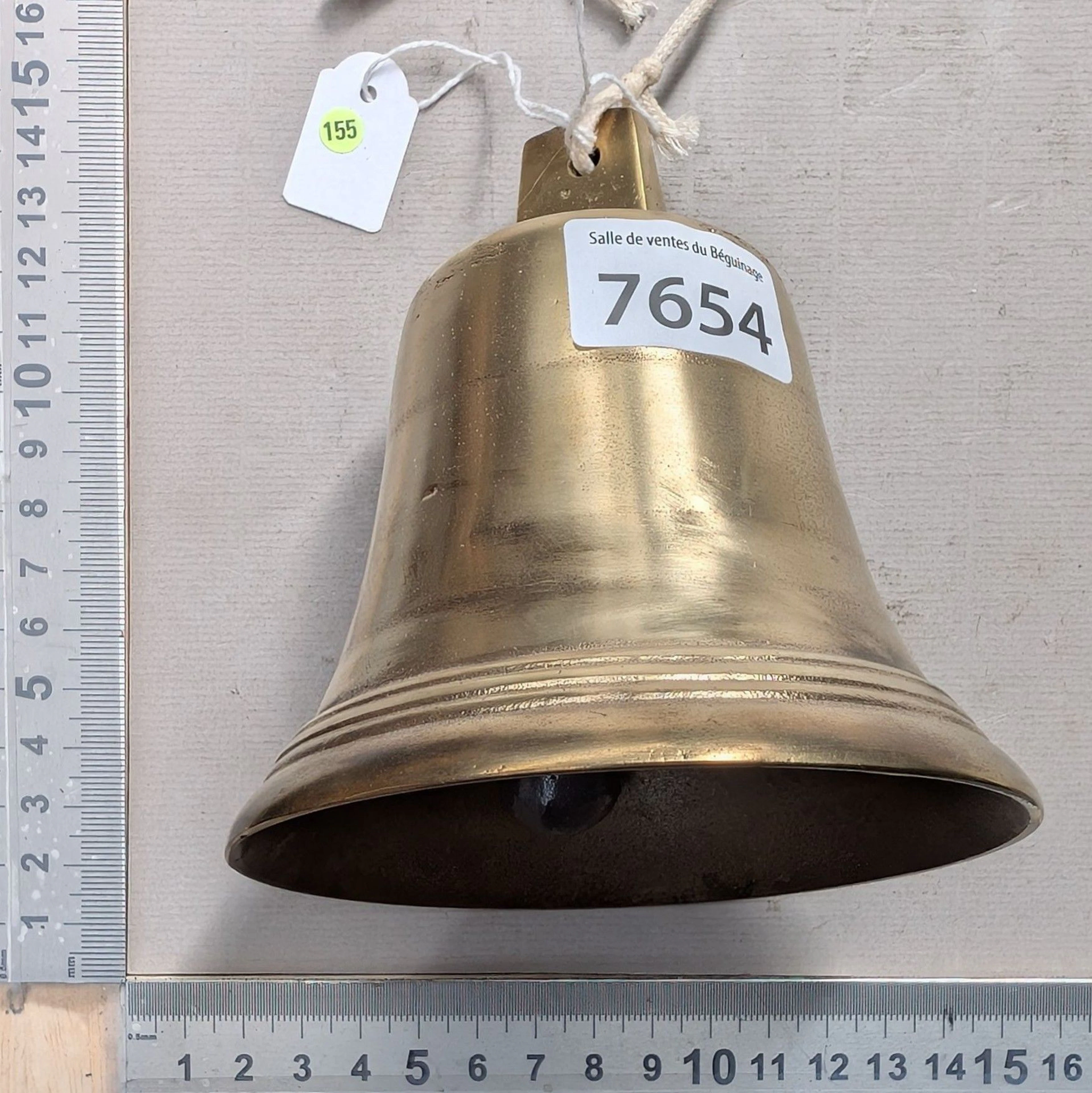 A very beautiful bronze bell—see photos for dimensions and condition