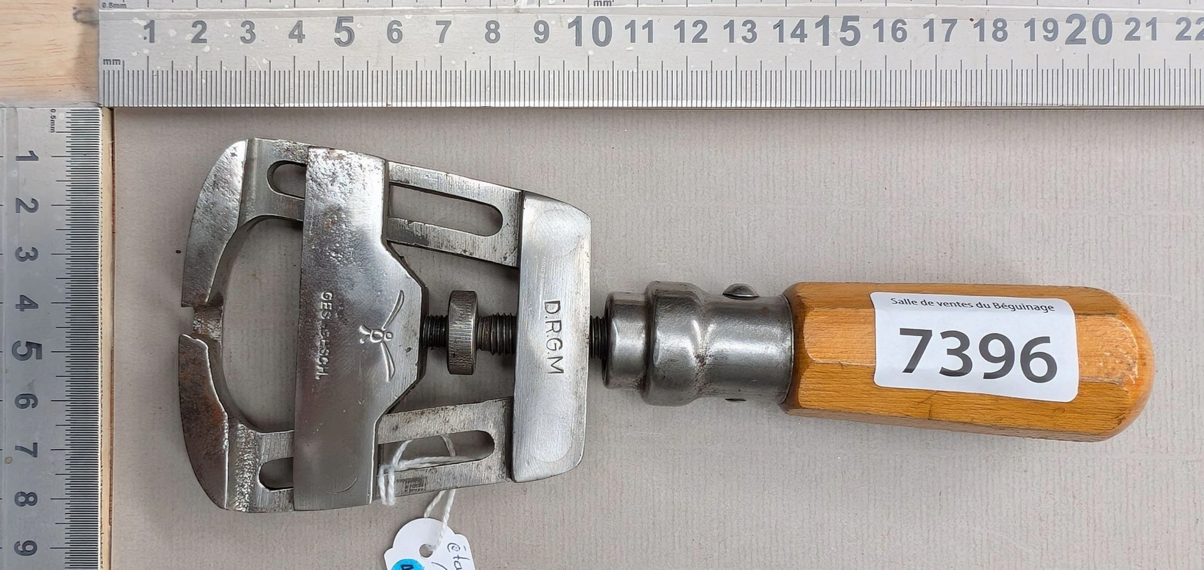 1 unusual hand vise—see photos for dimensions and condition