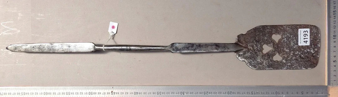 Antique kitchen utensil and fireplace - See photos for dimensions and condition