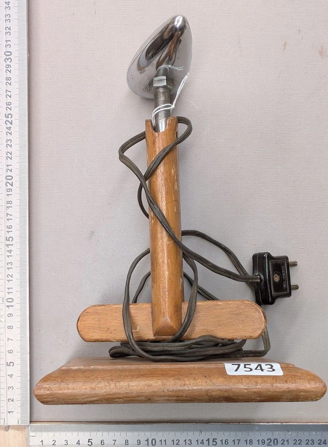 1 antique hat iron—see photos for dimensions and condition