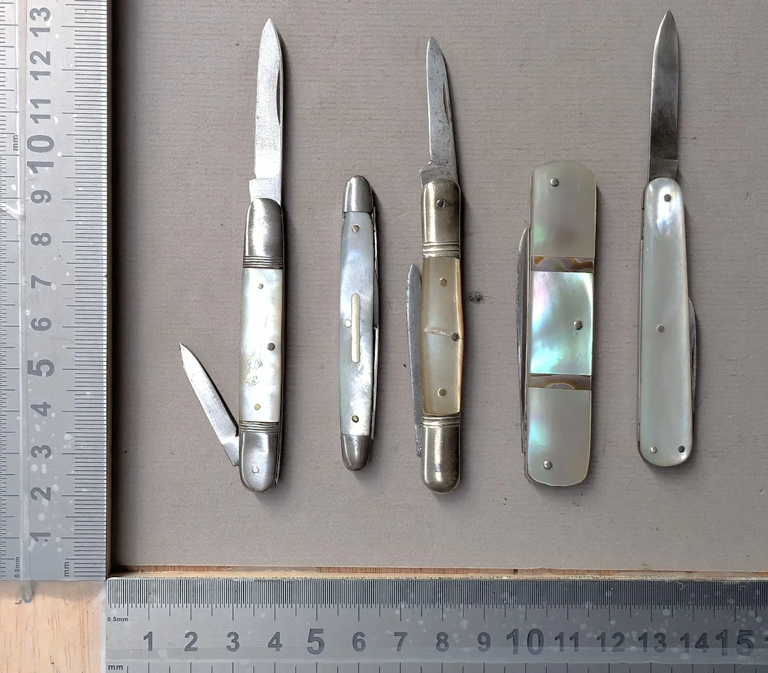 5 antique pocket knives—see photos for dimensions and condition