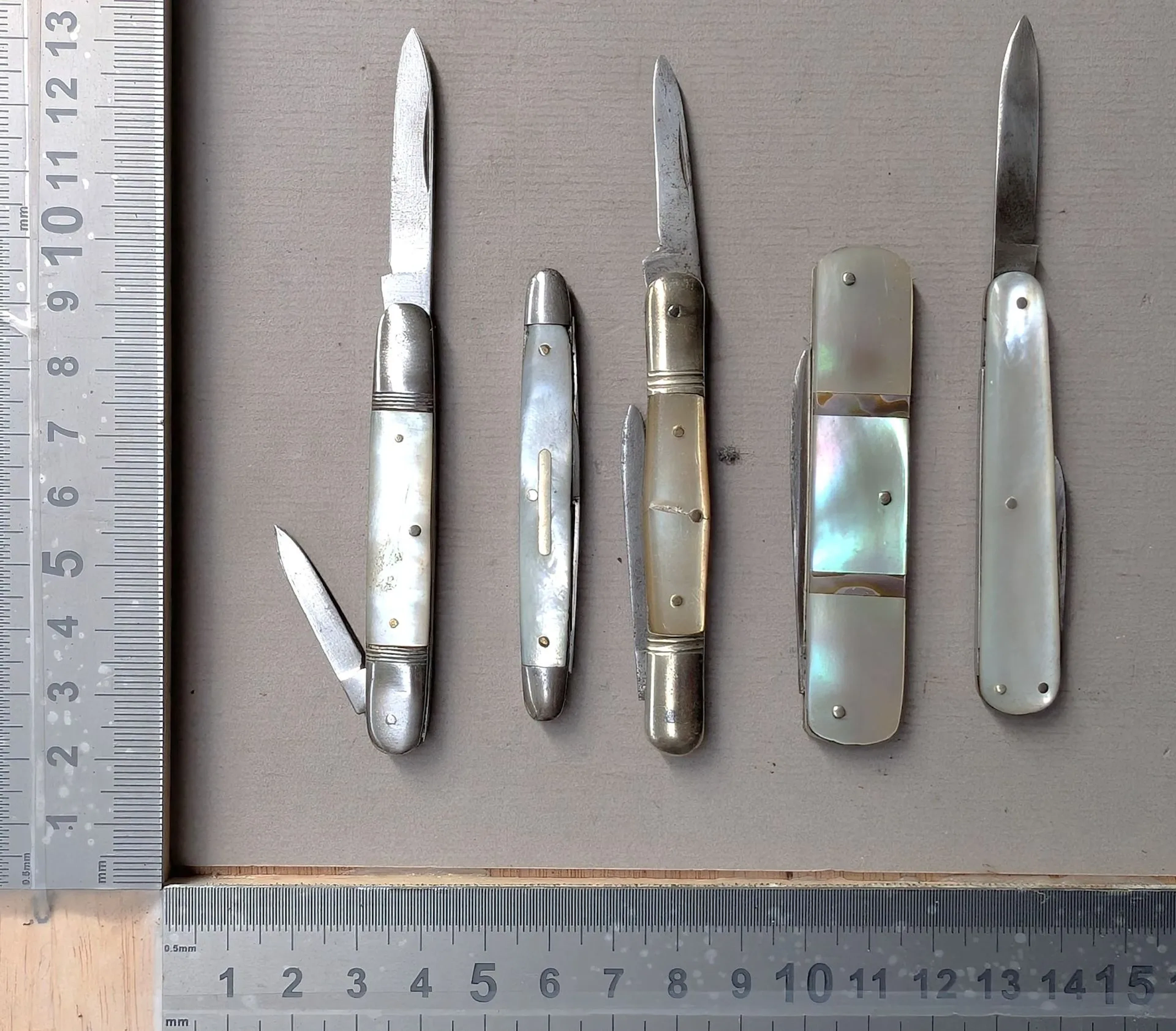 5 antique pocket knives—see photos for dimensions and condition