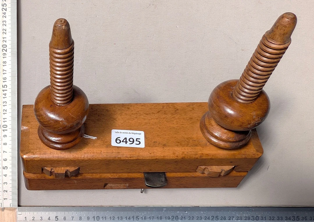 1 antique plane—see photos for dimensions and condition