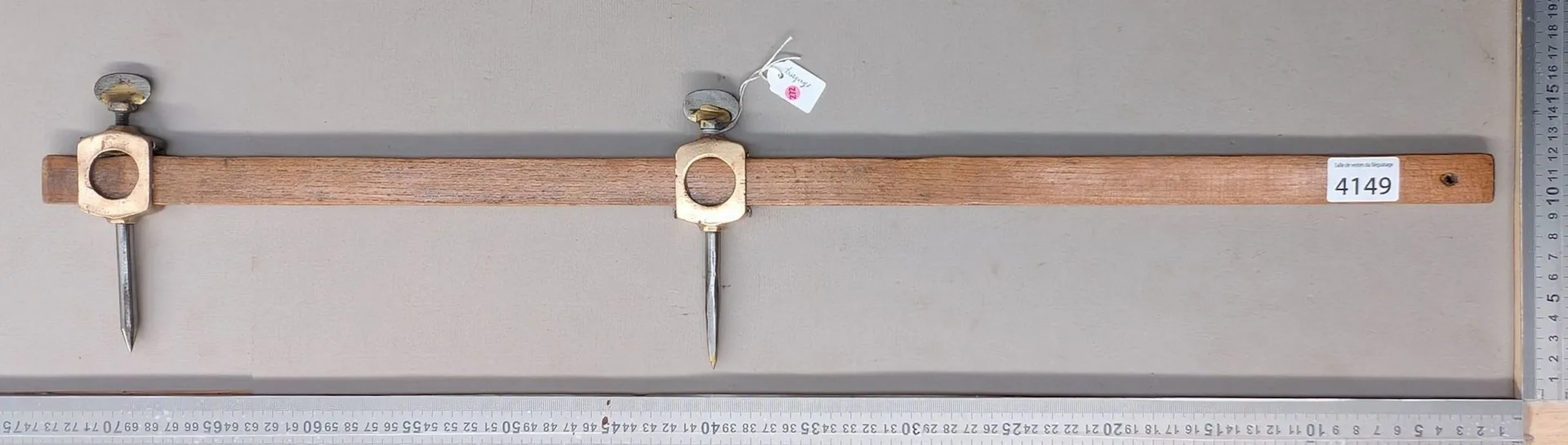 1 antique carpenter's compass—see photos for dimensions and condition