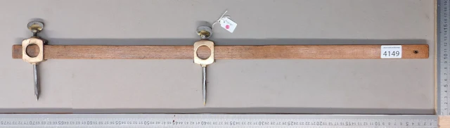 1 antique carpenter's compass—see photos for dimensions and condition