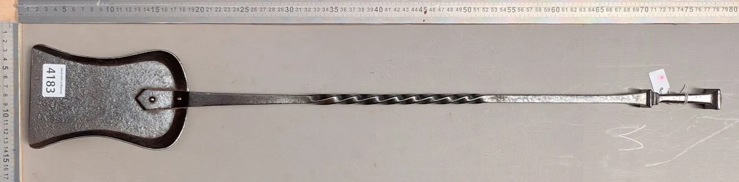 Antique kitchen utensil and fireplace - See photos for dimensions and condition