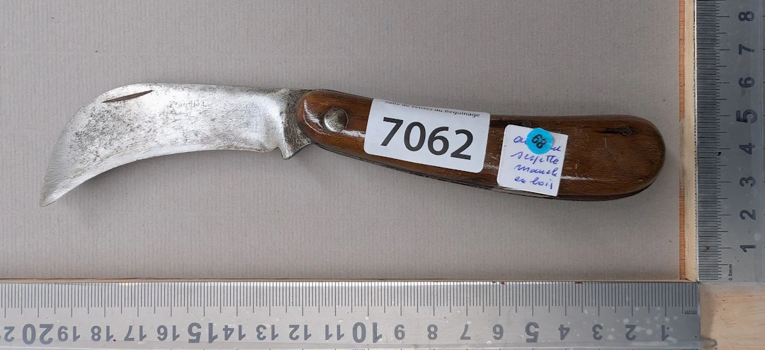 Antique pruning knife with wooden handle (folding) - See photos for