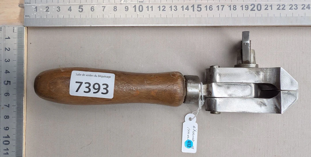 1 antique watchmaker's hand vise—see photos for dimensions and condition