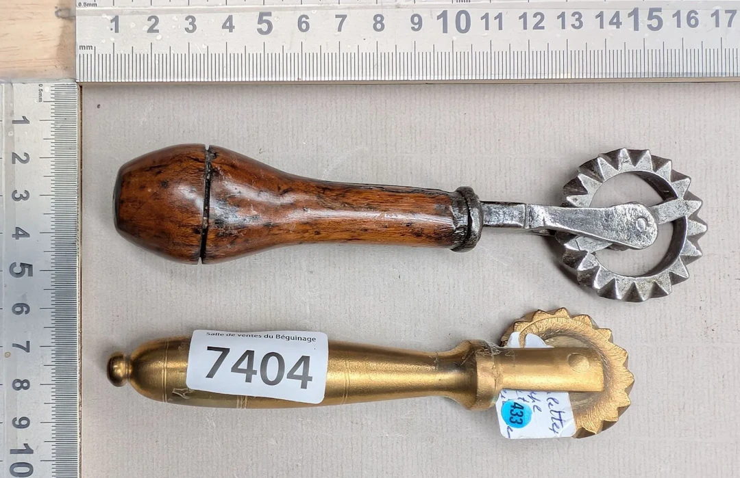 2 vintage dough cutters - See photos for dimensions and condition