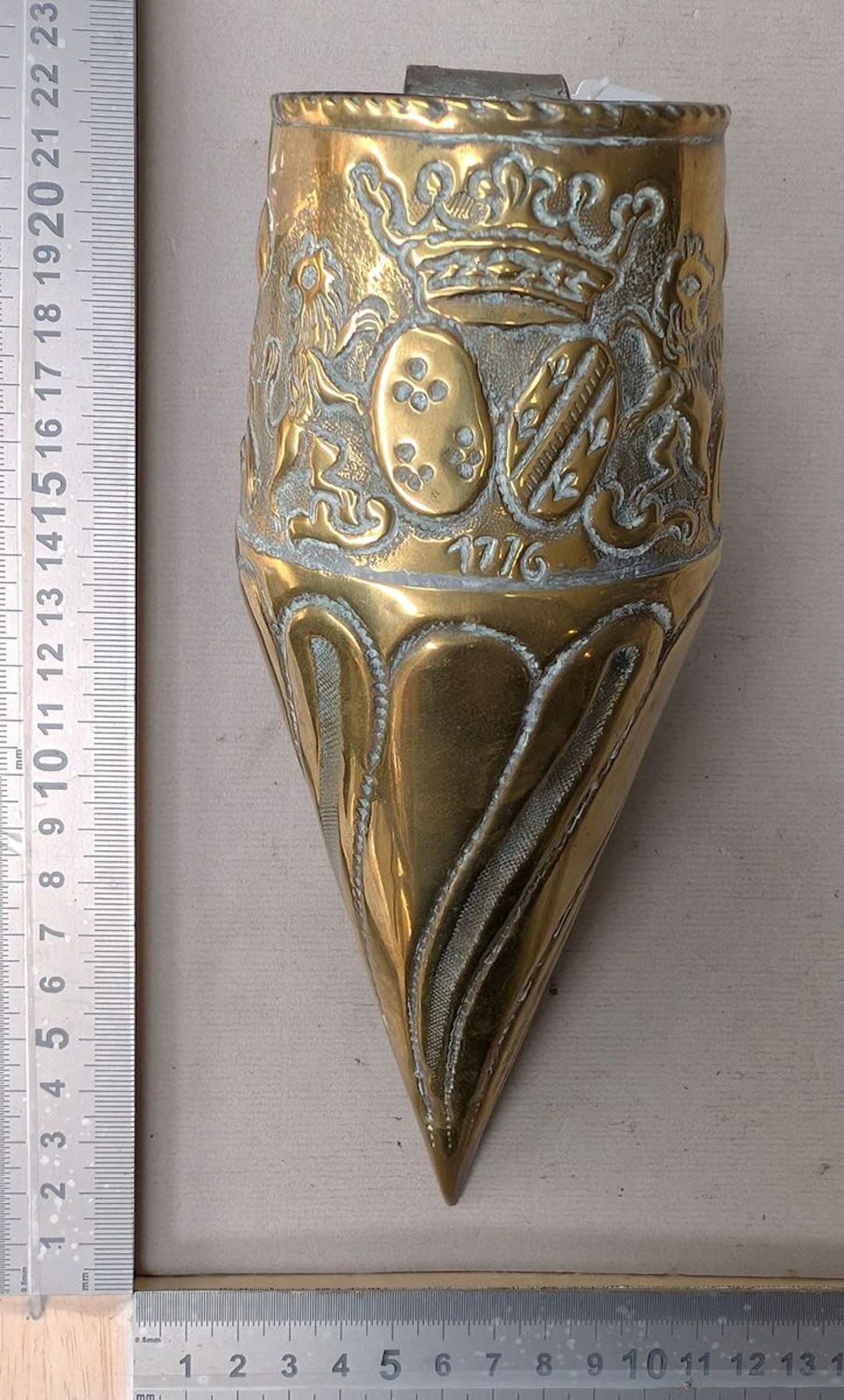 1 stamped copper coffin + 1 stone—see photos for dimensions and condition