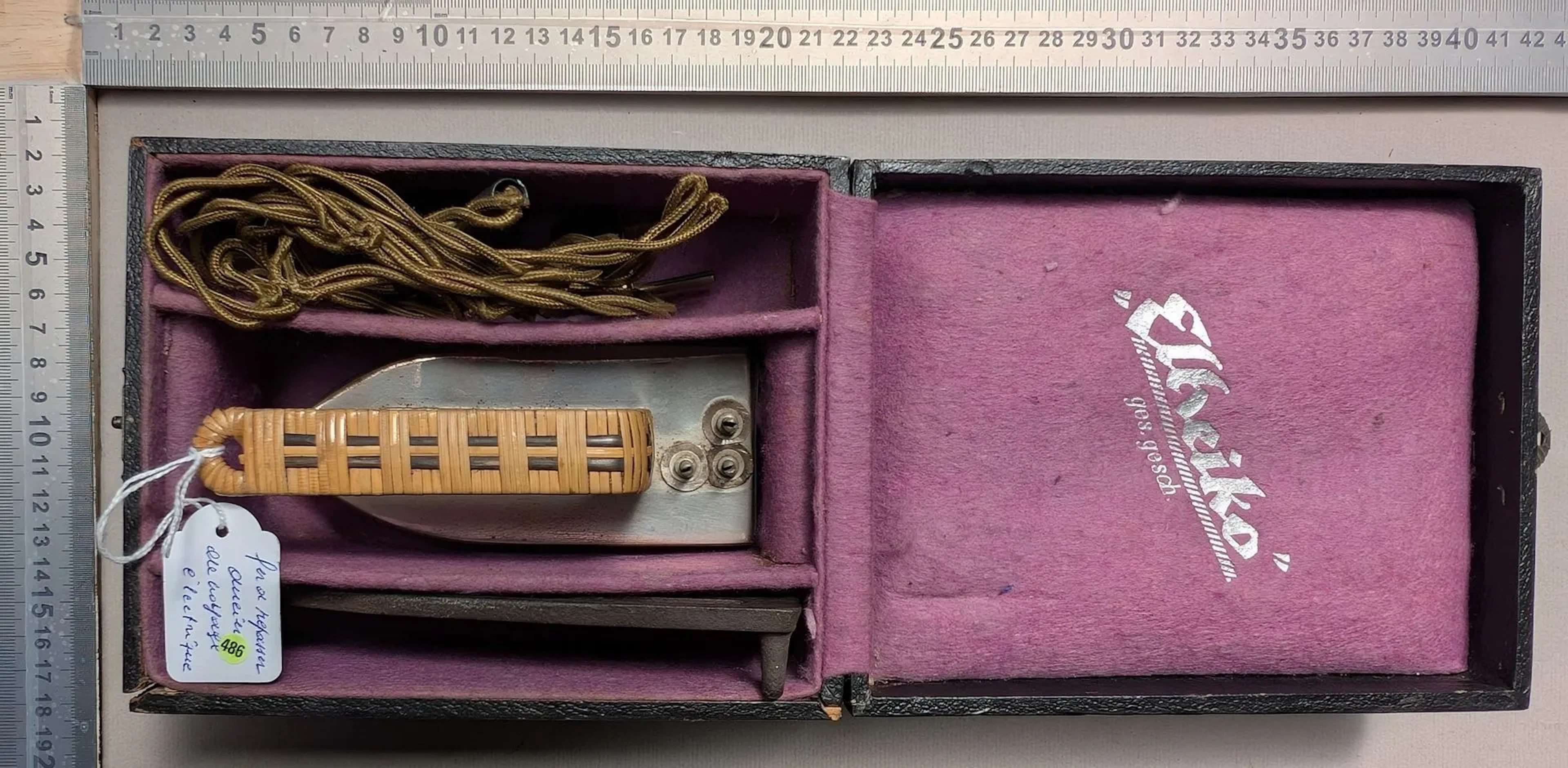 1 antique electric travel iron—see photos for dimensions and condition