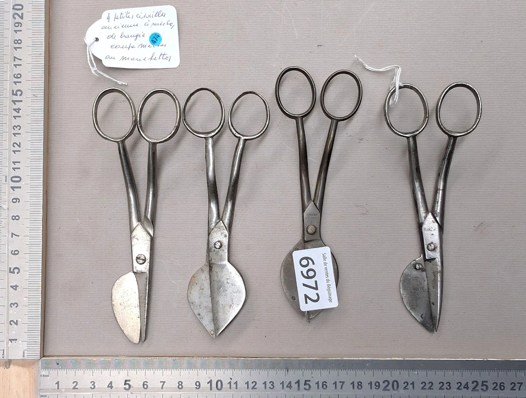 4 small antique candle wick trimmers with a spiked blade - See photos