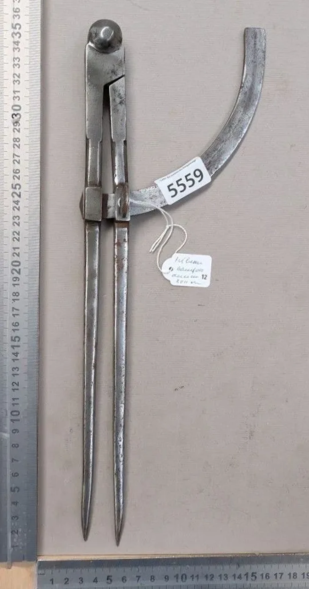 An antique 18th-century compass, in very good condition—see photos