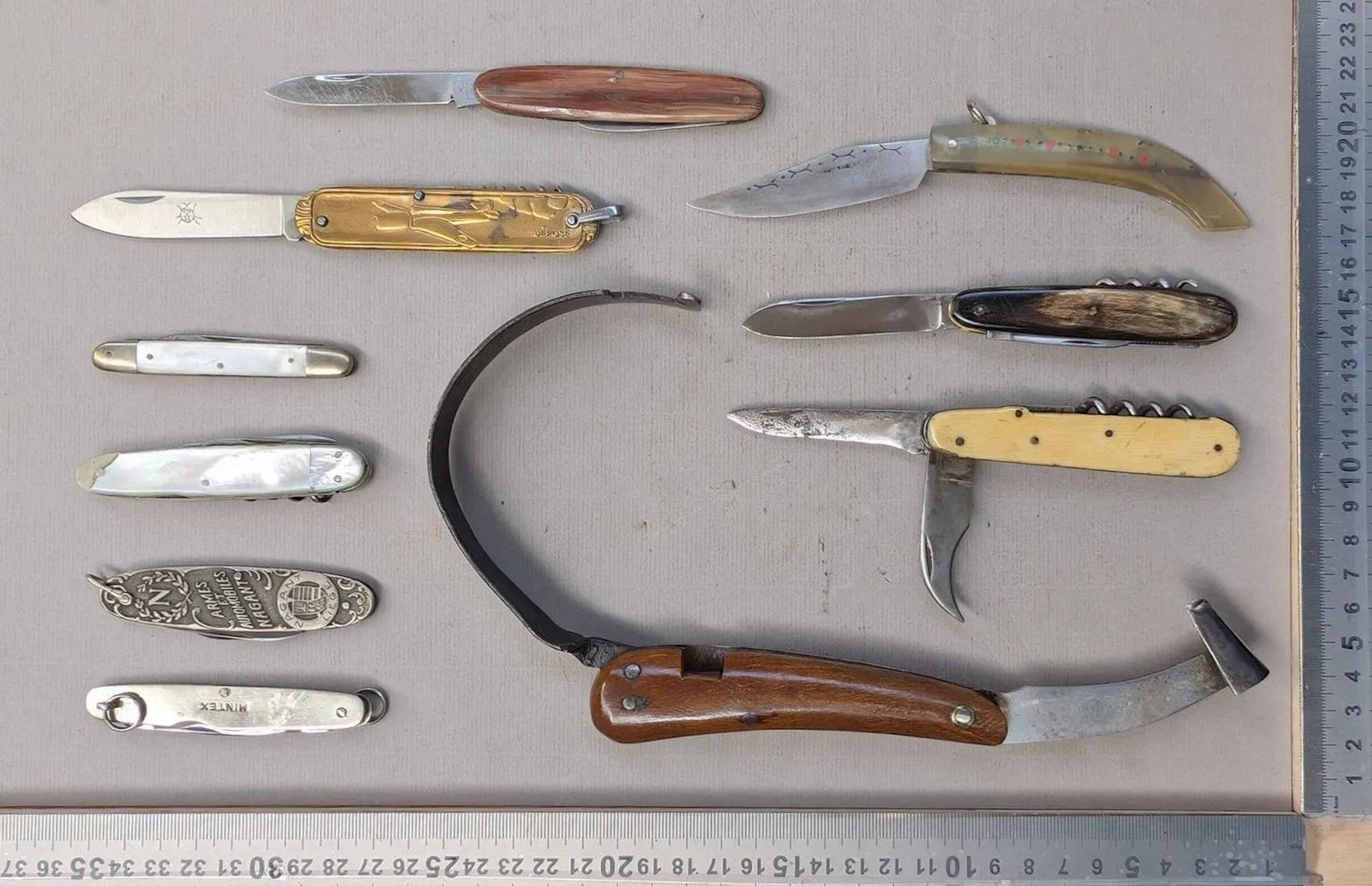 Set of antique knives or pocket knives—see photos for dimensions and condition