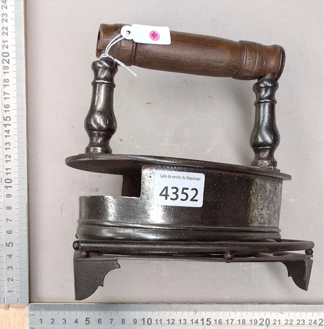 Antique iron - See photos for dimensions and condition