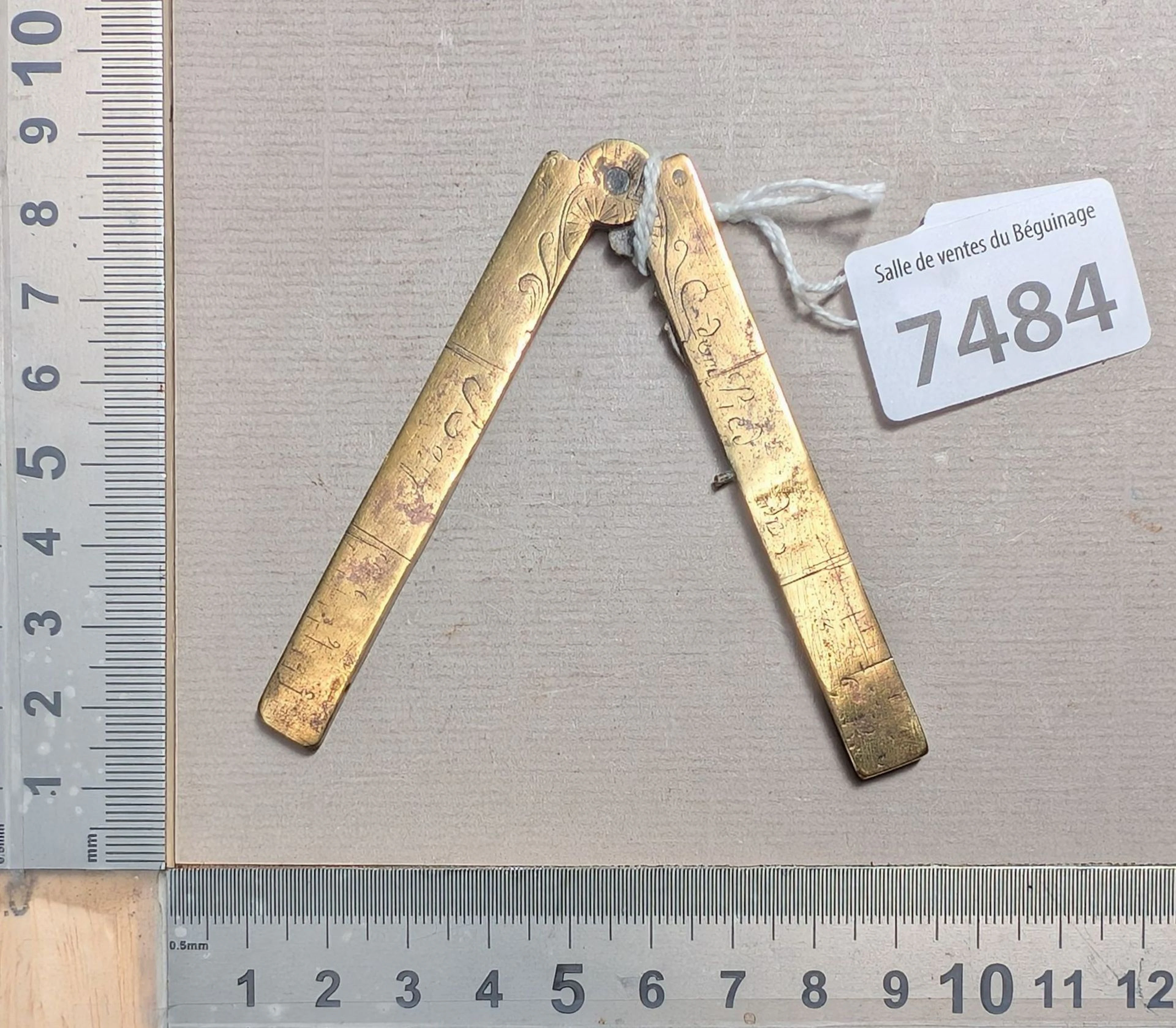 1 18th-century brass "King's Foot" - See photos for dimensions and condition