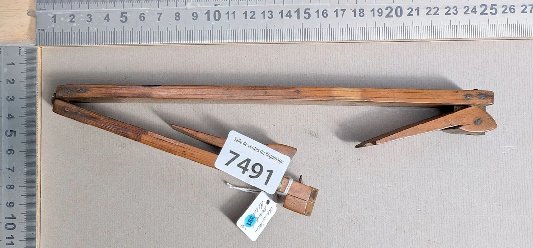 1 wooden shoemaker's compass—see photos for dimensions and condition