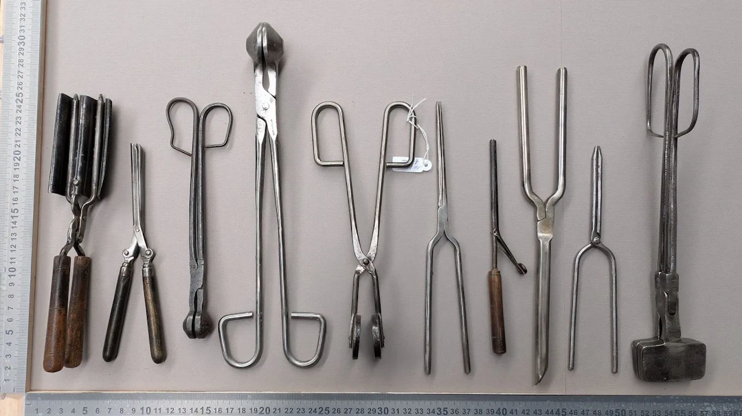 10 vintage curling irons—see photos for dimensions and condition