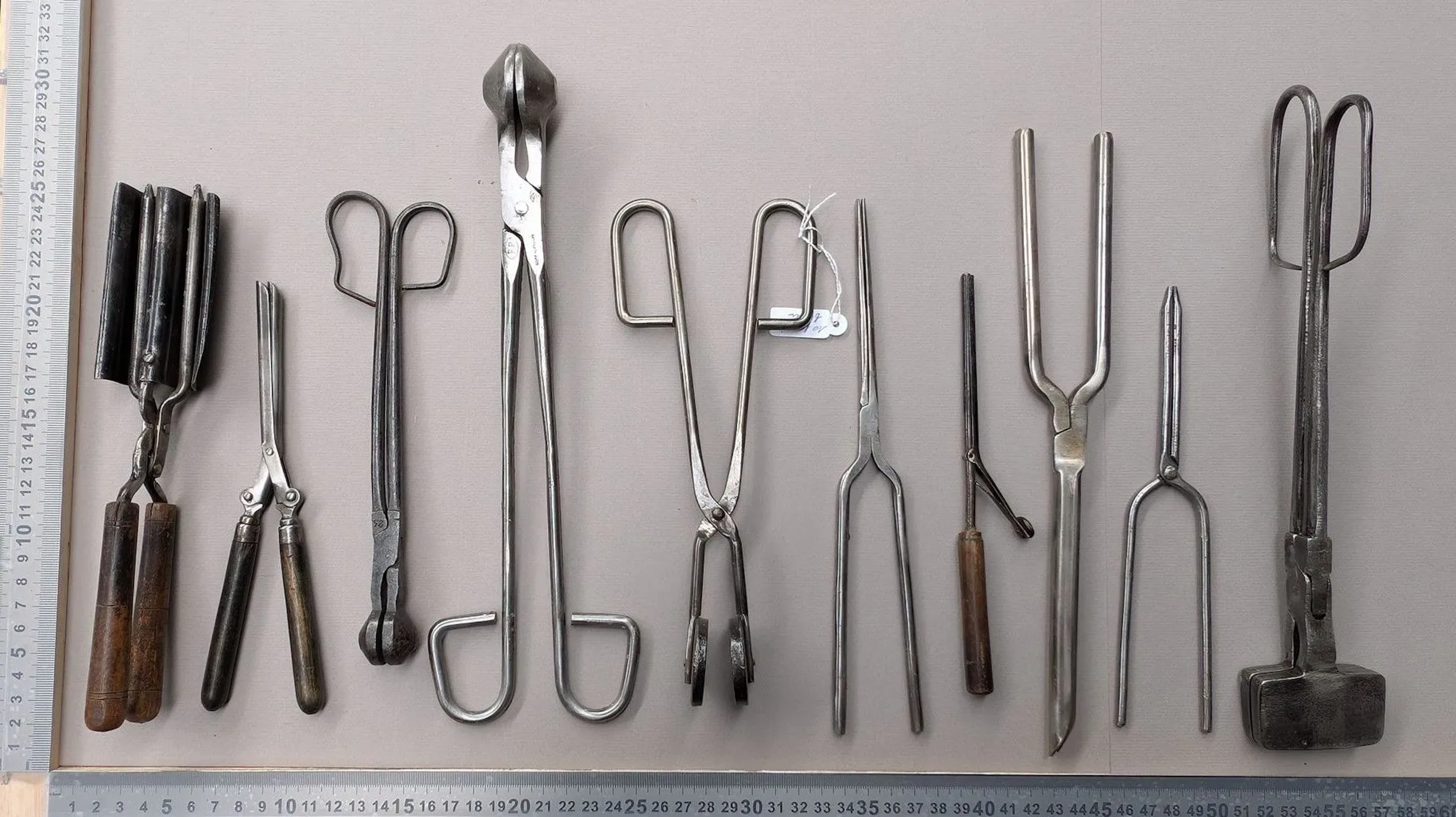 10 vintage curling irons—see photos for dimensions and condition