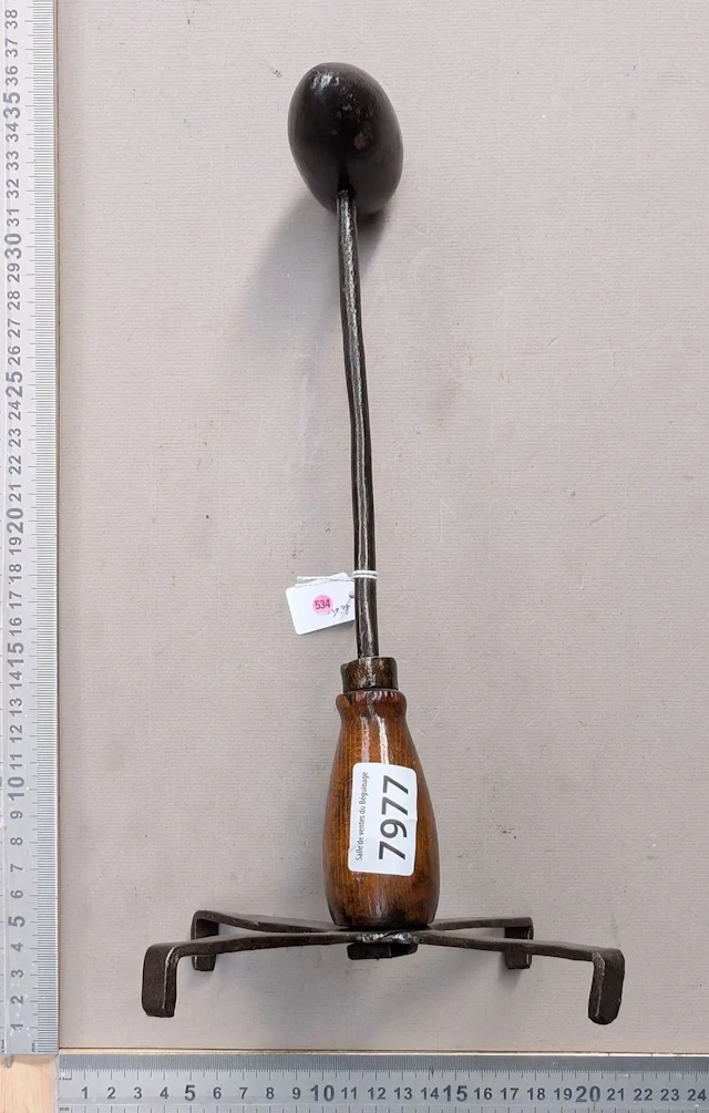 1 antique lace iron—see photos for dimensions and condition