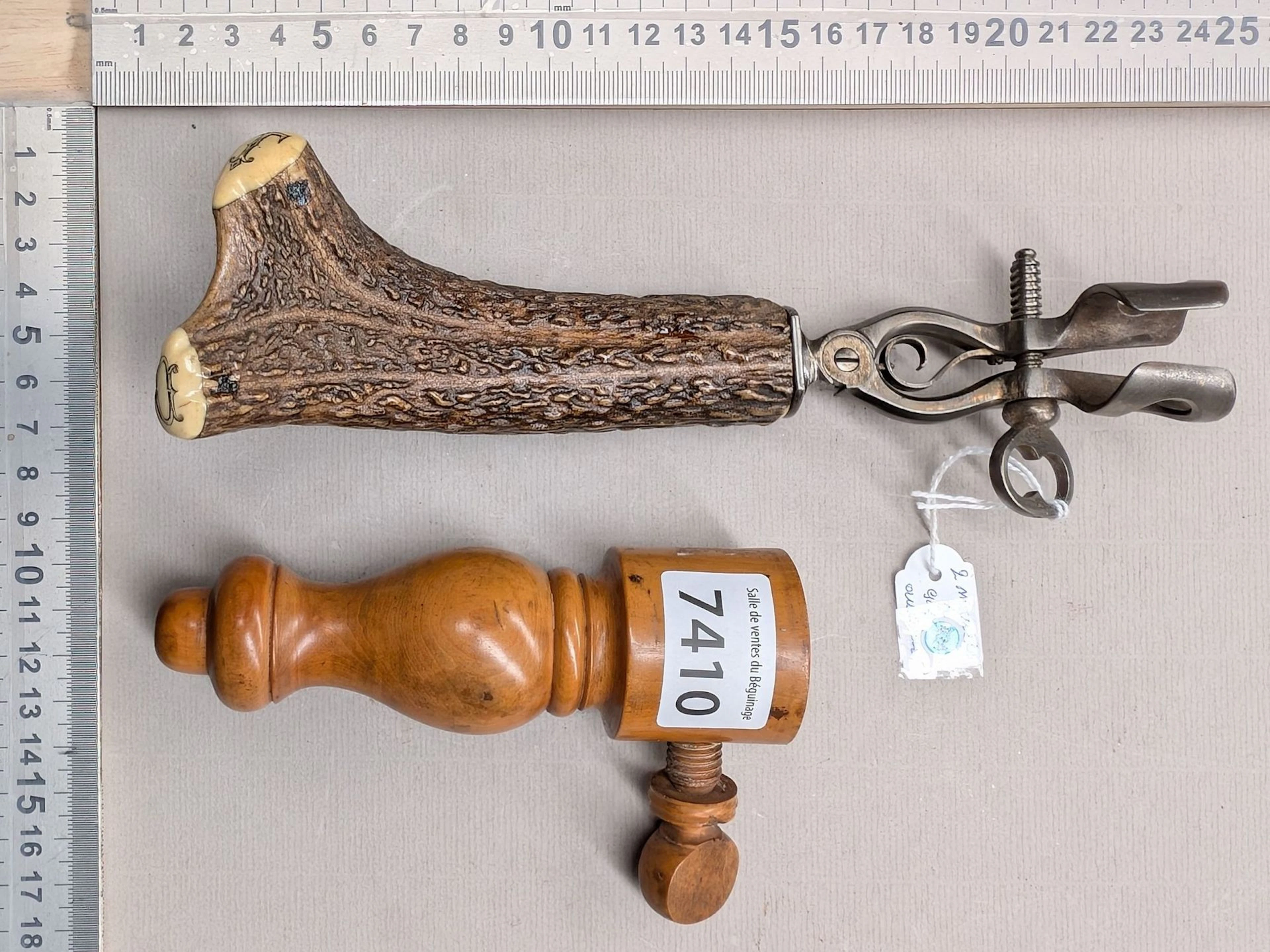 2 antique leg of lamb handles: 1 horn handle + 1 wooden handle—see