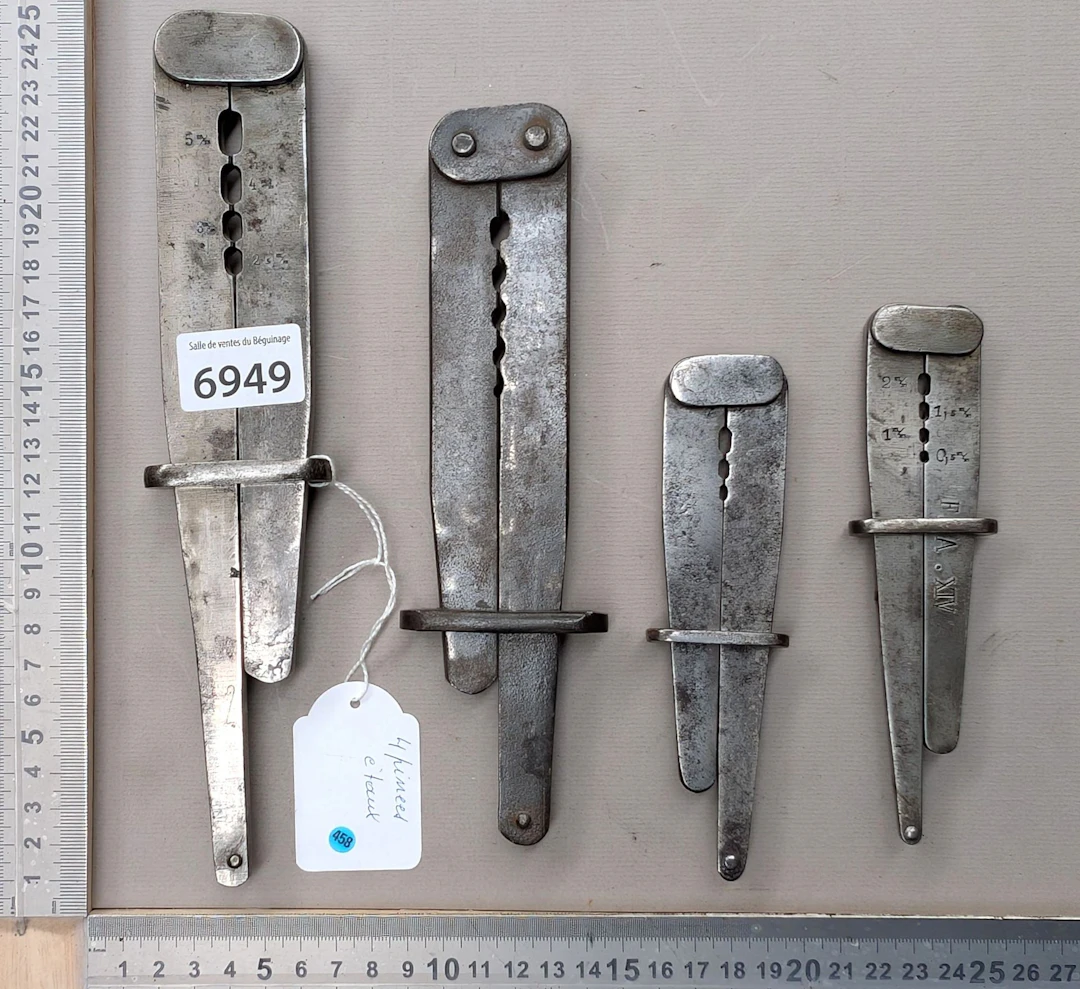 4 clamps - See photos for dimensions and condition