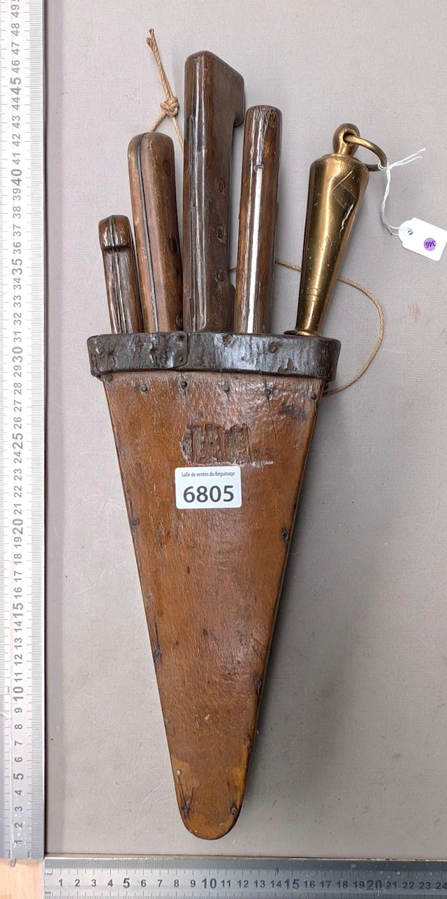 4 knives, 1 butcher's knife with sheath—see photos for dimensions and condition