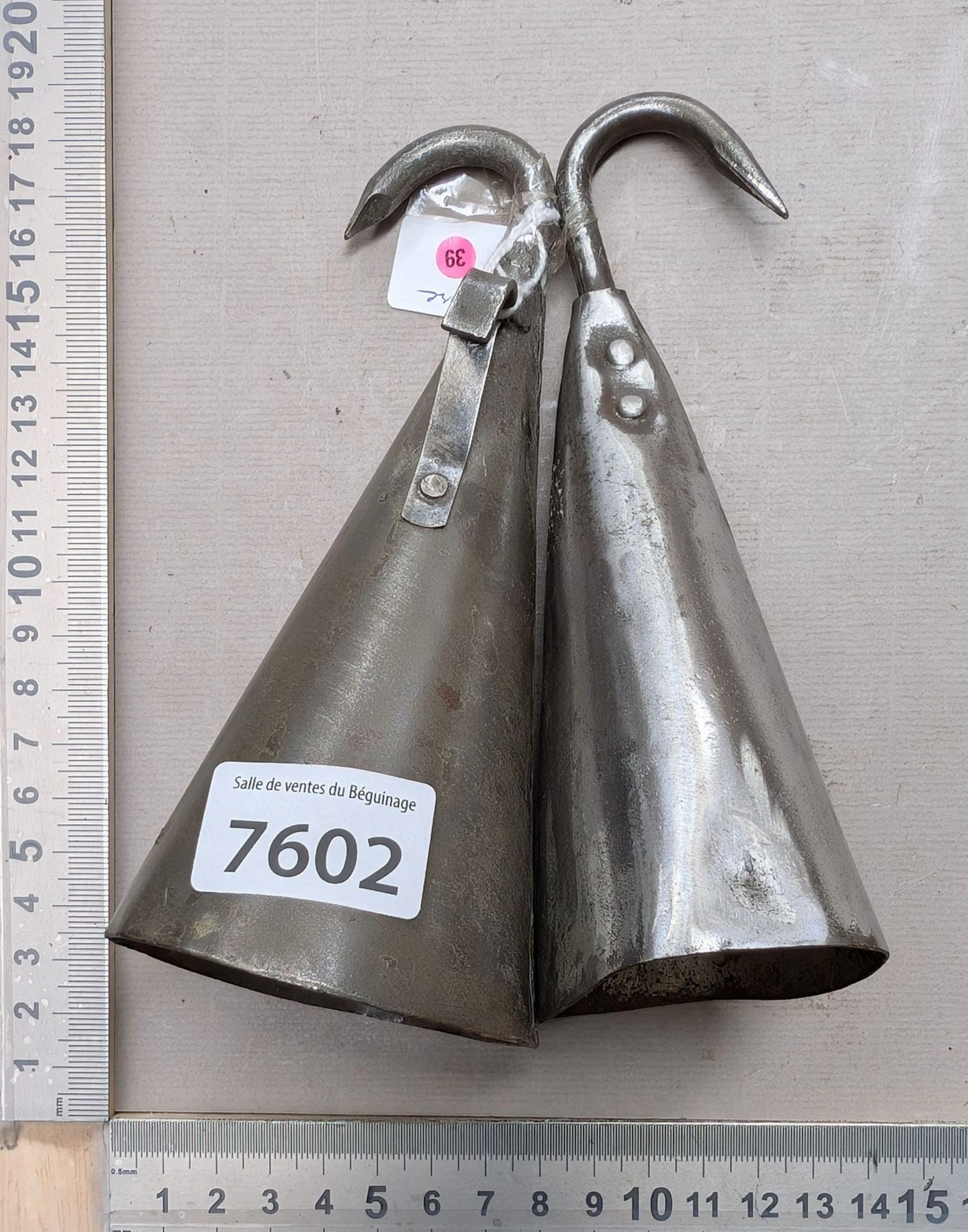 2 nail pullers were used to remove pigs' nails—see photos for dimensions