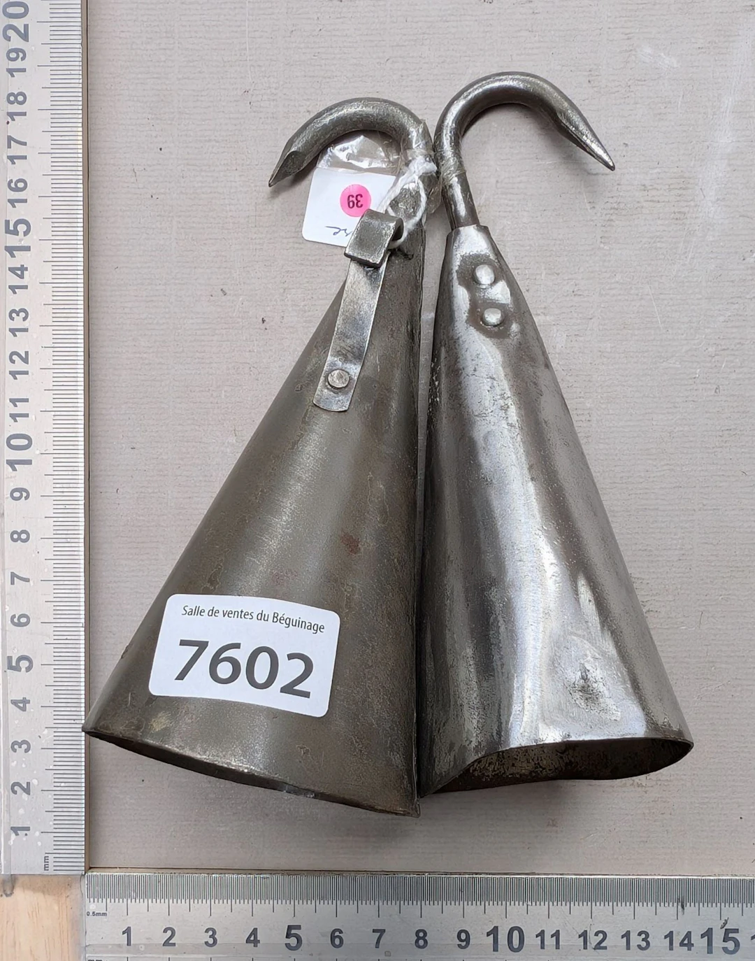 2 nail pullers were used to remove pigs' nails—see photos for dimensions