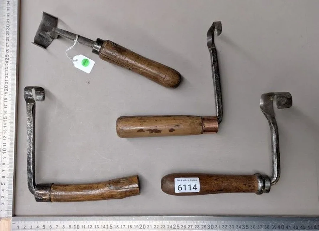 4 antique claws—see photos for dimensions and condition